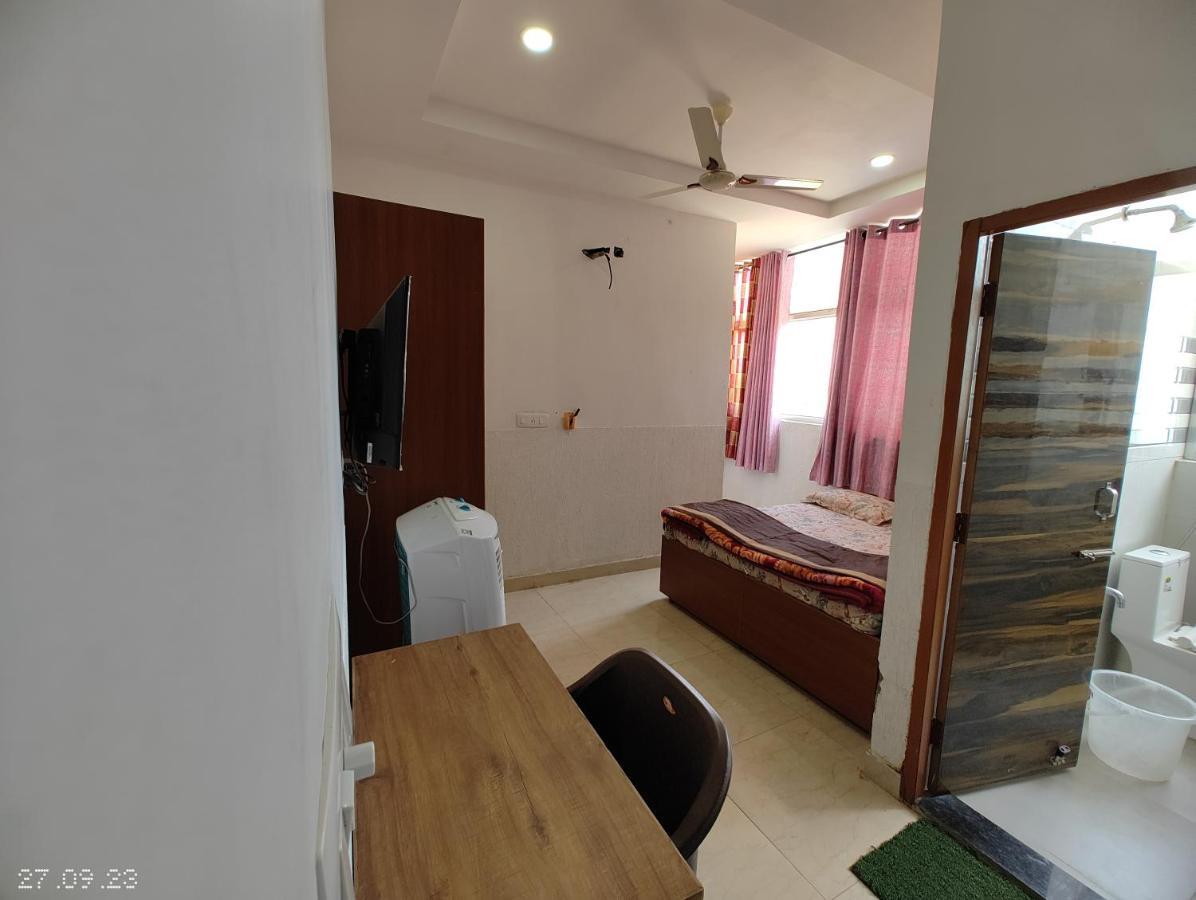 Hotel Yolo- 3*