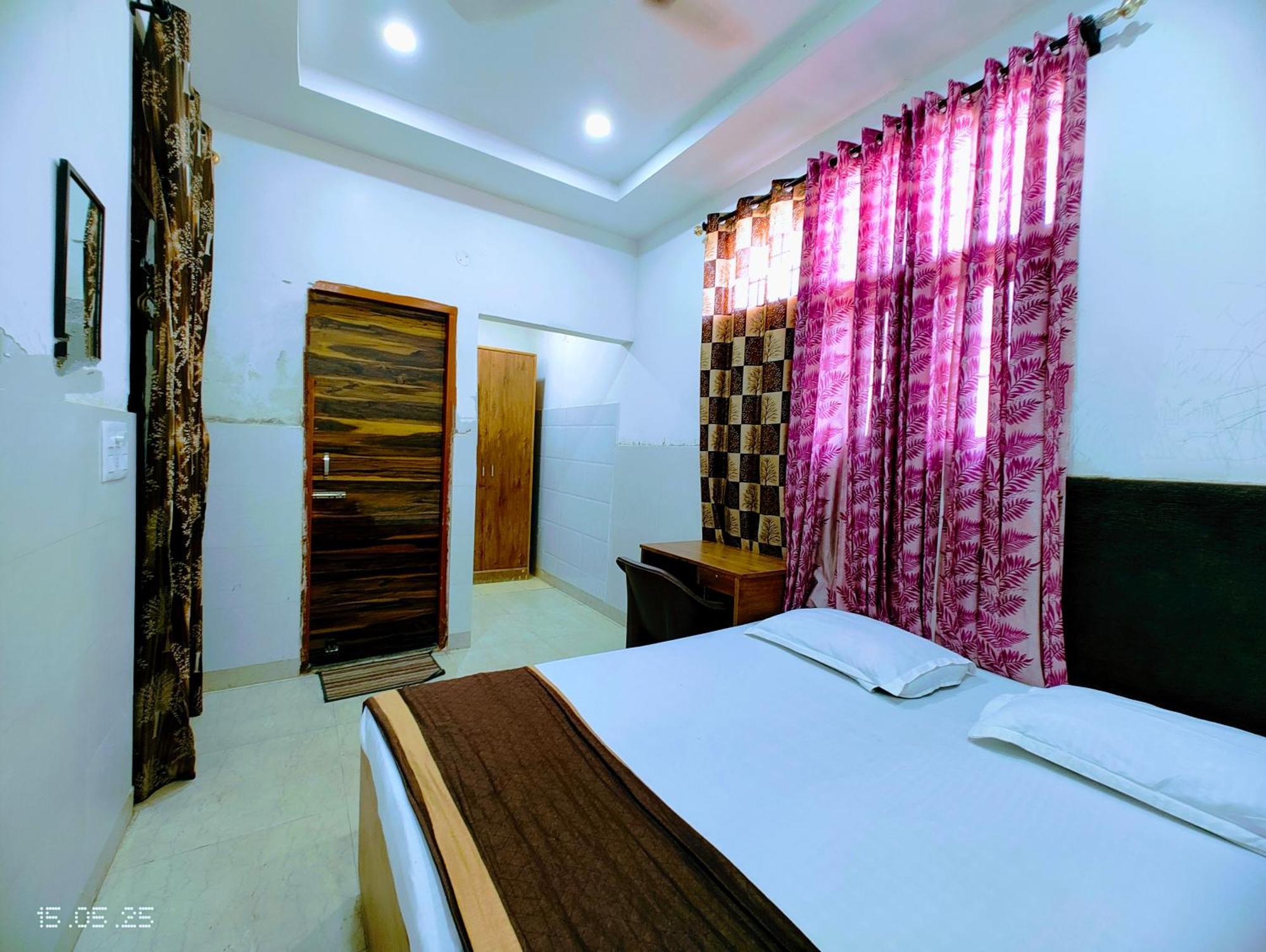 Hotel Yolo- 3*